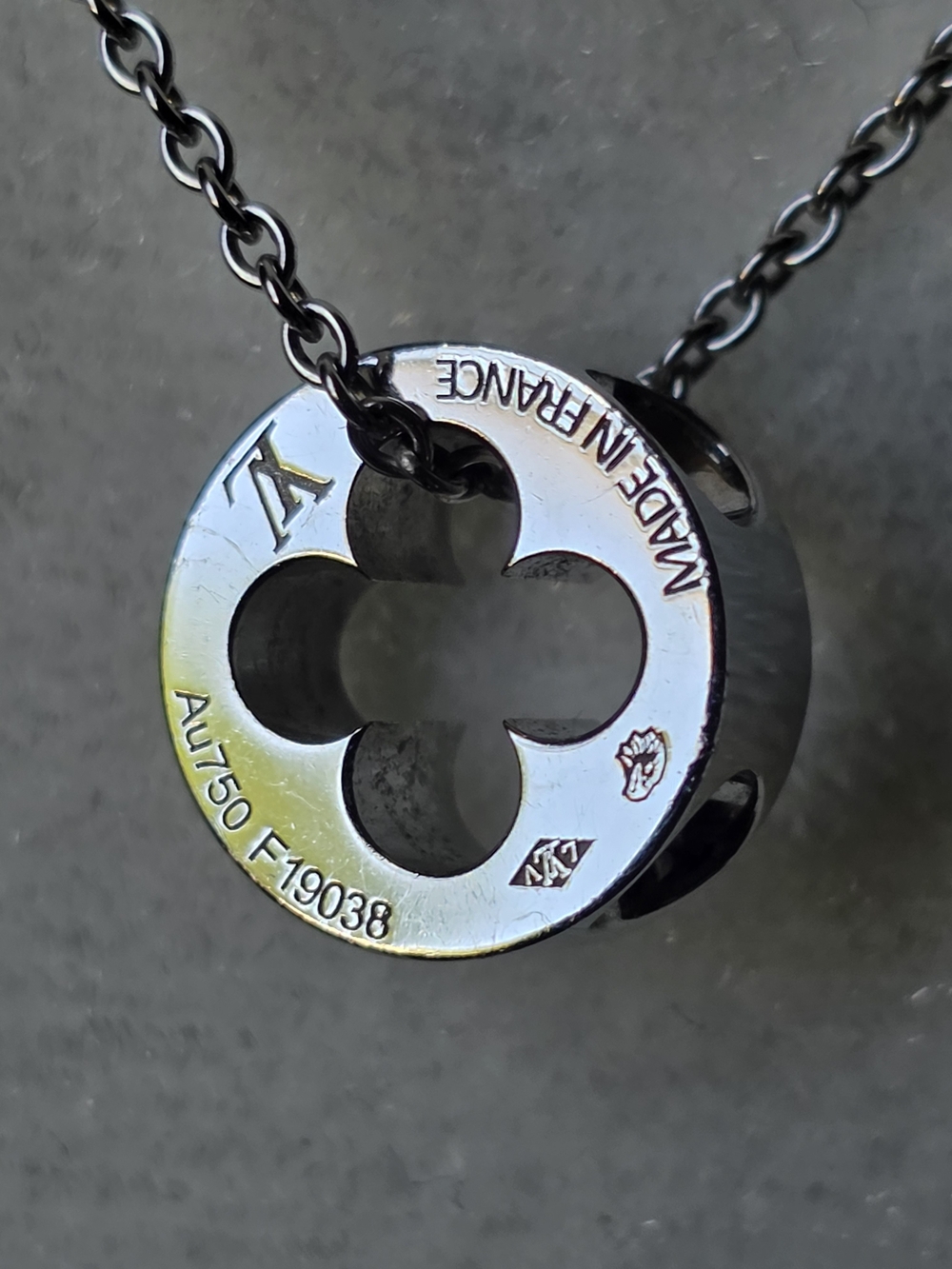 Louis Vuitton Silver Monogram Clover Pendant Necklace - Picture 3 of 10